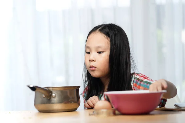 Asiático Niño Jugando Chef Casa — Foto de Stock