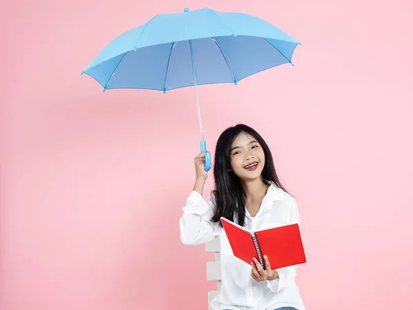 Feliz Asiática Adolescente Chica Sosteniendo Paraguas Azul Sentado Silla Blanca —  Fotos de Stock