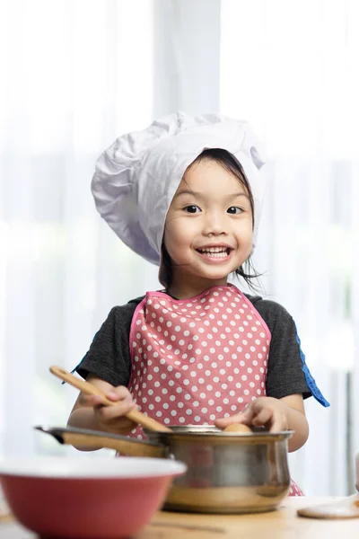 Niezen Aziatisch Kind Spelen Een Chef Kok Thuis Thuis Blijven — Stockfoto