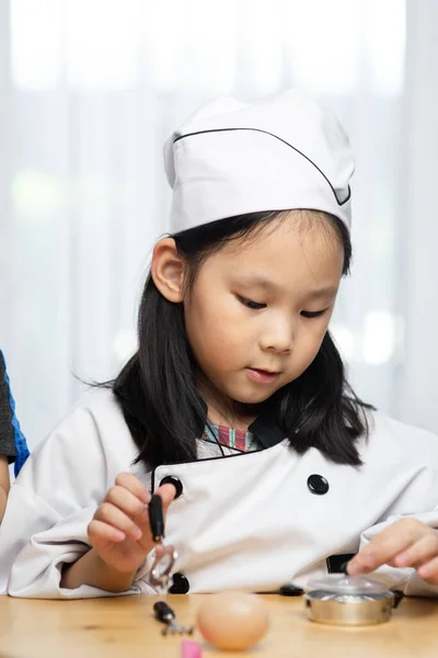 Šťastná Asijské Dívka Kuchař Uniforma Hrát Doma — Stock fotografie