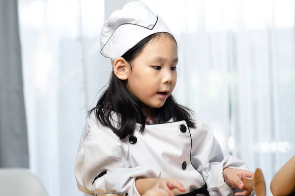 Gelukkig Aziatisch Meisje Chef Kok Uniform Spelen Thuis — Stockfoto