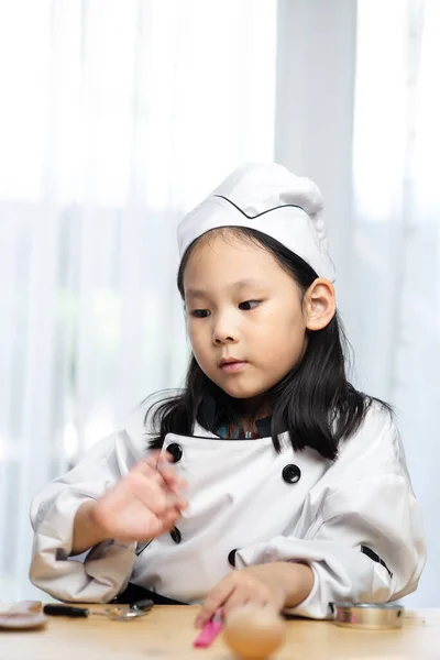 Gelukkig Aziatisch Meisje Chef Kok Uniform Spelen Thuis — Stockfoto