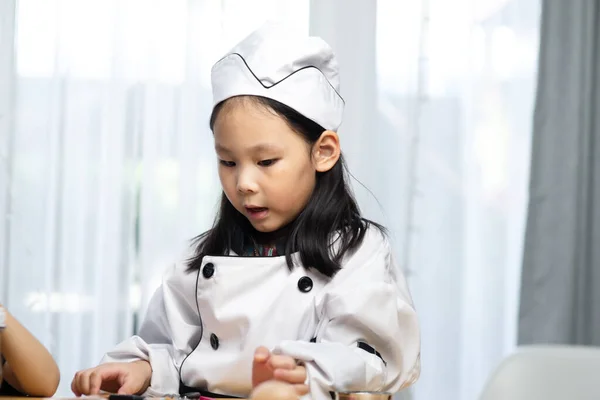 Šťastná Asijské Dívka Kuchař Uniforma Hrát Doma — Stock fotografie