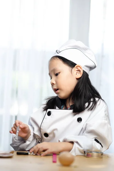 Gelukkig Aziatisch Meisje Chef Kok Uniform Spelen Thuis — Stockfoto