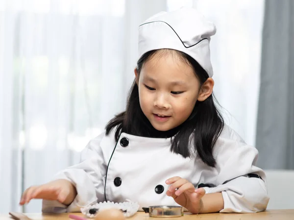 Gelukkig Aziatisch Meisje Chef Kok Uniform Spelen Thuis — Stockfoto