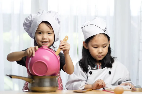 Gelukkig Aziatisch Girsl Spelen Chef Kok Thuis — Stockfoto