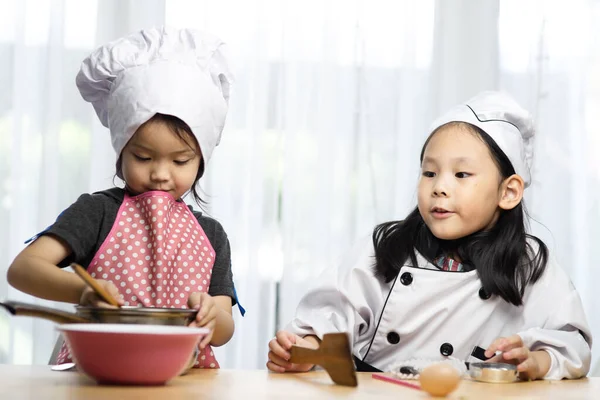 Feliz Asiática Chicsl Jugando Chef Casa — Foto de Stock