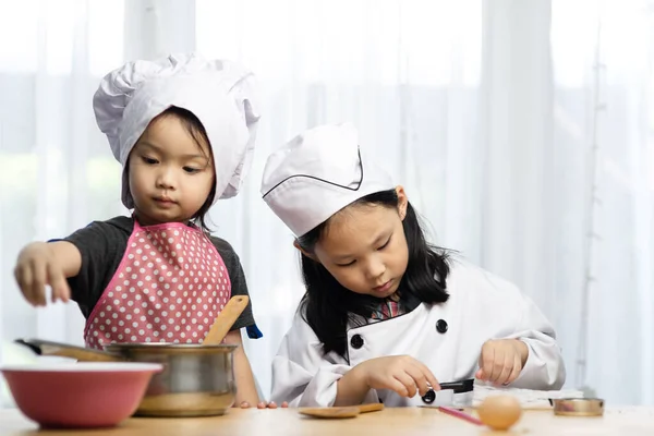 Šťastné Asijské Dívkyjsem Hrát Kuchaře Doma — Stock fotografie