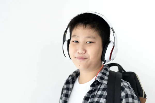 白い壁にヘッドフォンを使用して脂肪アジアの十代の男の子 — ストック写真