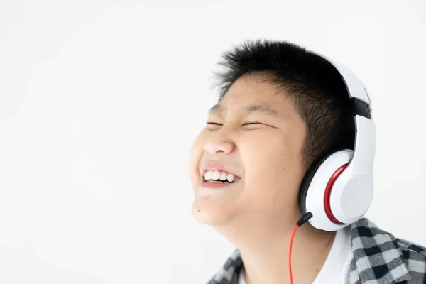 Gordura Ásia Preteen Menino Usando Fone Ouvido Branco Parede Movimento — Fotografia de Stock