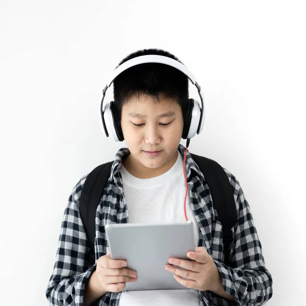 Menino Escola Asiática Feliz Usando Fone Ouvido Tablet Conceito Estilo — Fotografia de Stock