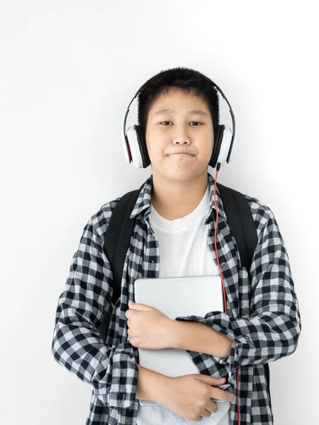 Happy Asian Schooljongen Met Behulp Van Hoofdtelefoon Tablet Lifestyle Concept — Stockfoto