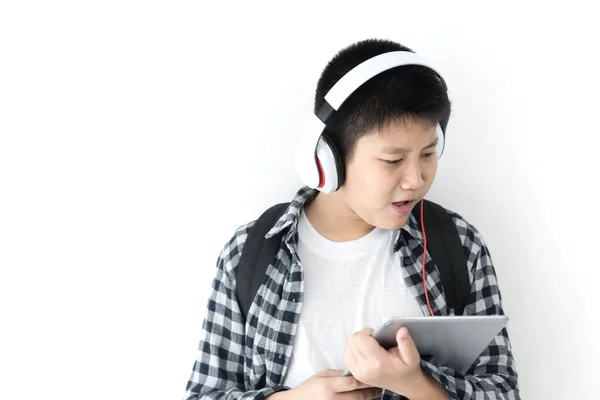 Menino Escola Asiática Feliz Usando Fone Ouvido Tablet Conceito Estilo — Fotografia de Stock