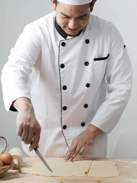 Азійський Шеф Кухар Готує Тісто Піци Або Хліба Столі Працює — стокове фото