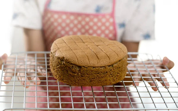 Felice Ragazza Asiatica Mostrando Torta Spugne Fatta Casa Casa Stile — Foto Stock