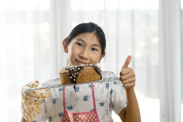 Счастливая Азиатская Девочка Показывает Домашний Бисквит Дома Образ Жизни Концепцию — стоковое фото