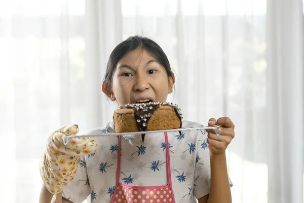 Heureuse Fille Asiatique Montrant Gâteau Éponge Maison Maison Style Vie — Photo