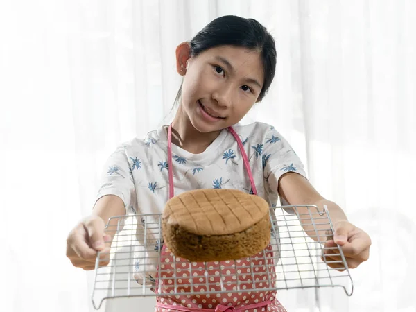 Mutlu Asyalı Kız Evde Sünger Keki Gösteriyor Yaşam Tarzı Evde — Stok fotoğraf