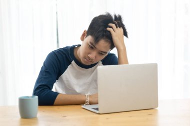 Çevrimiçi eğitim, baş ağrısı ve ciddi durumlar için Asyalı gençler kullanıyor ve laptop kullanıyor.