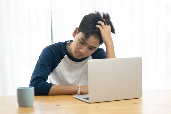 Aziatisch Tiener Gebruik Laptop Voor Online Onderwijs Hoofdpijn Ernstige Situatie — Stockfoto