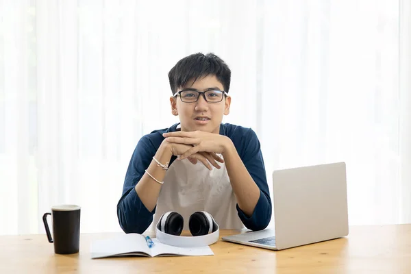 Asiatisk Tonåring Använder Bärbar Dator För Hemundervisning Koncept Corona Virus — Stockfoto