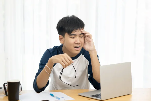 Aziatische Tiener Met Oogpijn Tijdens Het Gebruik Van Laptop Voor — Stockfoto