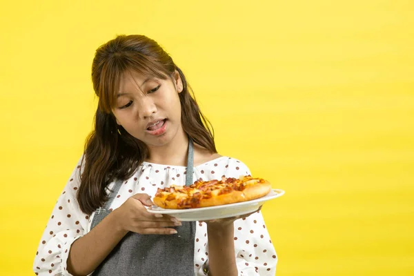 Asiática Adolescente Usando Chica Holding Pizza Amarillo Fondo — Foto de Stock