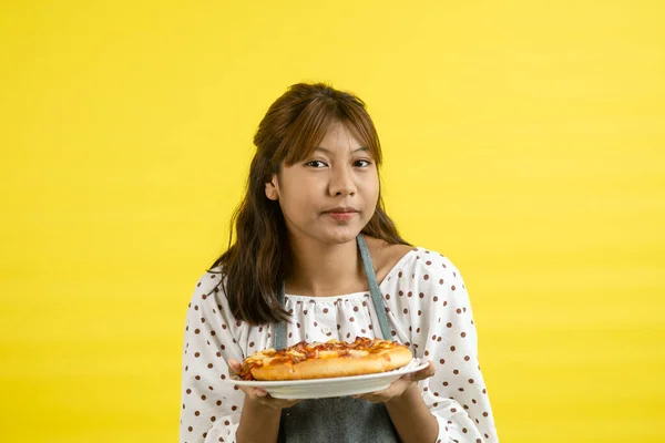 Sarı Arka Planda Pizza Tutan Asyalı Genç Kız — Stok fotoğraf