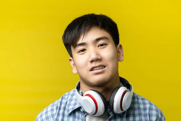 Asiático Adolescente Usando Fone Ouvido Fundo Amarelo — Fotografia de Stock