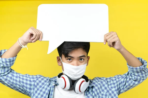 Asiatico Adolescente Ragazzo Indossare Maschera Holding Vuoto Discorso Bolla Giallo — Foto Stock