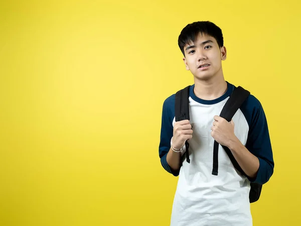 Asiático Adolescente Menino Com Mochila Fundo Amarelo Espaço Cópia — Fotografia de Stock