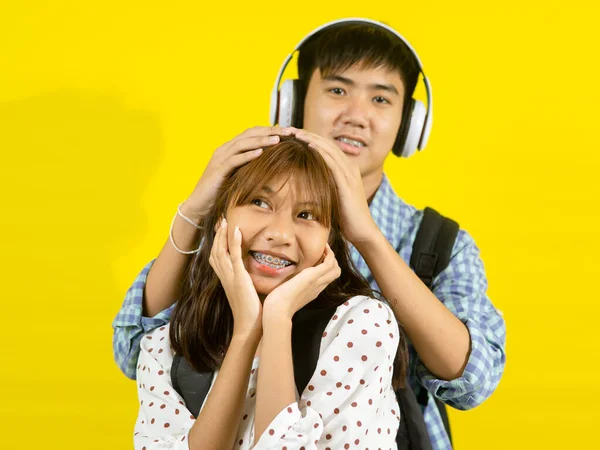 Asiático Adolescente Menino Menina Com Mochila Fundo Amarelo — Fotografia de Stock