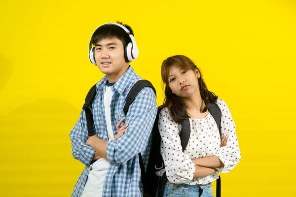 Asiático Adolescente Menino Menina Com Mochila Fundo Amarelo — Fotografia de Stock