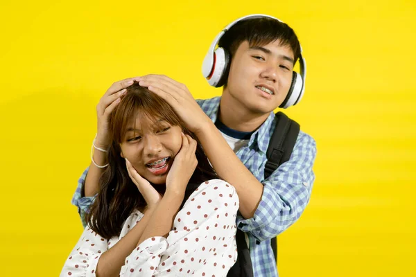 Asiatische Teenager Jungen Und Mädchen Mit Rucksack Auf Gelbem Hintergrund — Stockfoto