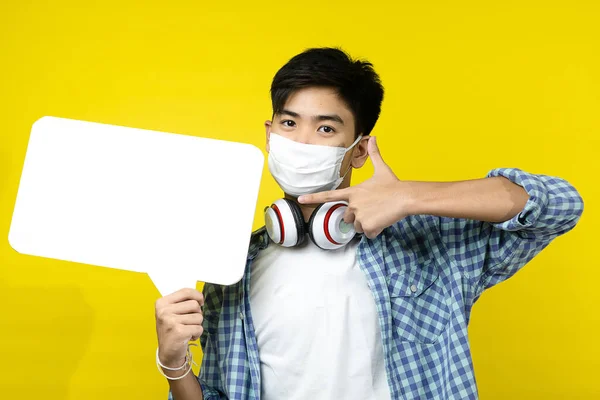 Ásia Adolescente Menino Vestindo Máscara Segurando Branco Discurso Bolha Amarelo — Fotografia de Stock