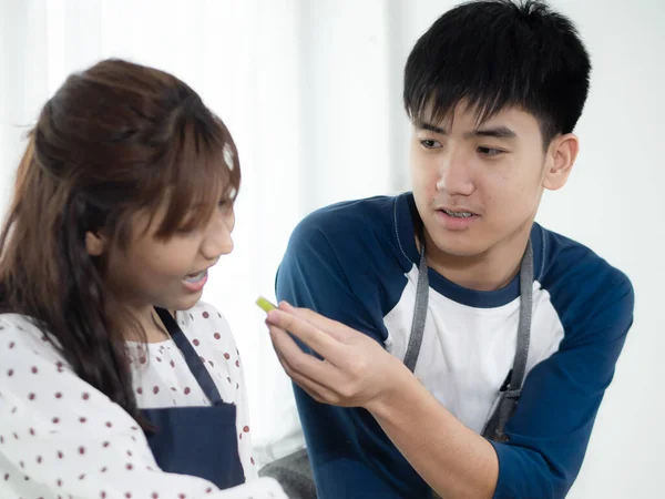 Asiático Adolescente Menina Alimentação Namorado Enquanto Decorando Bolo Casa Conceito — Fotografia de Stock