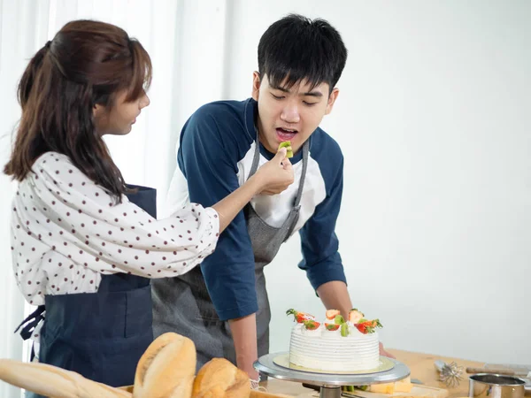 Asiatische Teenager Mädchen Fütterung Freund Während Dekoration Kuchen Hause Lifestyle — Stockfoto