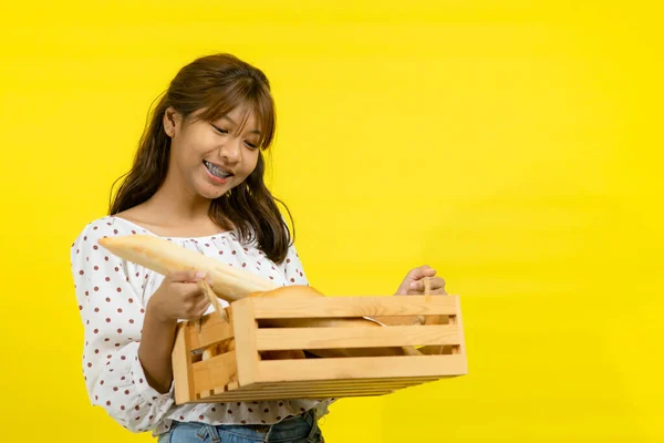 Felice Asiatico Adolescente Ragazza Holding Pane Baguette Sfondo Giallo Con — Foto Stock