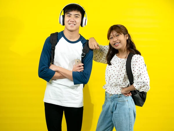 Asiático Adolescente Menino Menina Com Mochila Fundo Amarelo — Fotografia de Stock