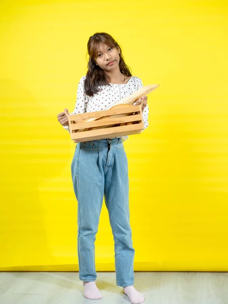 Mutlu Asyalı Genç Kız Elinde Ekmek Ekmeği Ile Sarı Arka — Stok fotoğraf