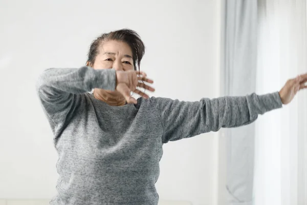 Mulher Sênior Asiática Fazendo Exercício Dança Casa Ficar Conceito Estilo — Fotografia de Stock