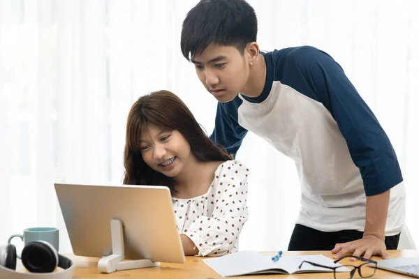 Ázsiai Tinédzser Használó Laptop Tabletta Online Oktatás Otthonról Együtt Karantén — Stock Fotó