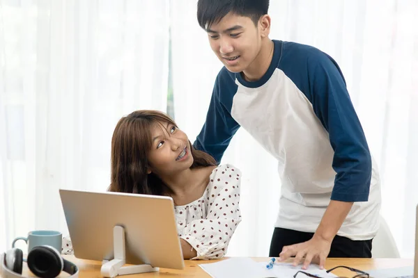 Asiatischer Teenager Nutzt Laptop Und Tablet Für Gemeinsamen Online Unterricht — Stockfoto