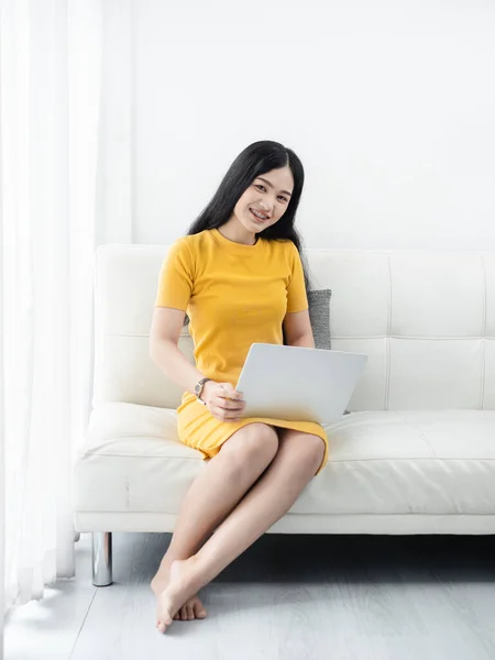 Azjatka Żółtej Sukience Pomocą Lapto Domu Koncepcja Życia — Zdjęcie stockowe