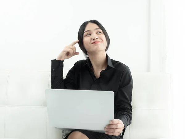 Mujer Asiática Blanco Usando Portátil Sentado Sofá Casa Concepto Cuarentena — Foto de Stock