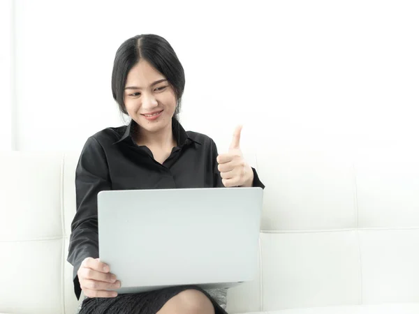 Donna Asiatica Bianco Con Computer Portatile Seduto Sul Divano Casa — Foto Stock