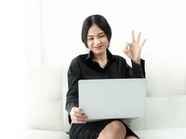 Aziatisch Vrouw Blanco Met Behulp Van Laptop Zitten Bank Thuis — Stockfoto