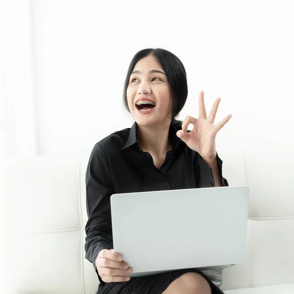 Donna Asiatica Bianco Con Computer Portatile Seduto Sul Divano Casa — Foto Stock