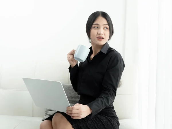 Mujer Asiática Blanco Usando Laptop Bebe Café Sentado Sofá Casa — Foto de Stock