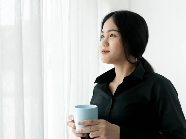 Asiatisk Affärskvinna Dricker Kaffe Nära Fönstret Morgonen Livsstil Koncept — Stockfoto